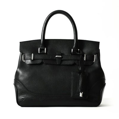 フラップボストンバッグの正面（ブラック）