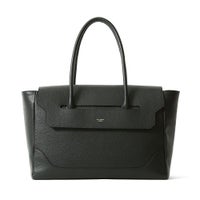 フラップボストンバッグの正面（ブラック）