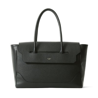 フラップボストンバッグの正面（ブラック）