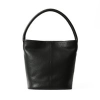 バケットバッグの正面（ブラック）