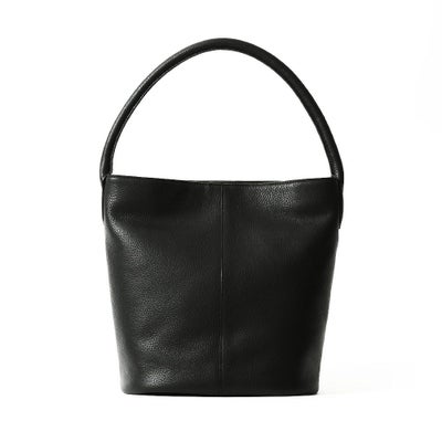 バケットバッグの正面（ブラック）