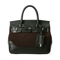 フラップボストンバッグの正面（ダークブラウン×ブラック）