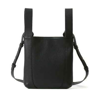 スリムショルダーバッグの正面（ブラック）