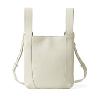 スリムショルダーバッグの正面（アイボリー）