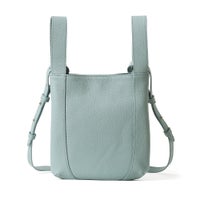 スリムショルダーバッグの正面（ペールブルー）