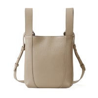 スリムショルダーバッグの正面（トープ）