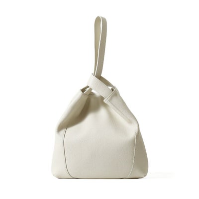 ワンハンドルバッグの正面（アイボリー）