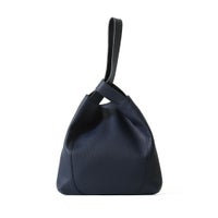 ワンハンドルバッグの正面（ネイビー）