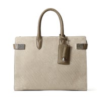 ボストンバッグの正面（サンドベージュ）